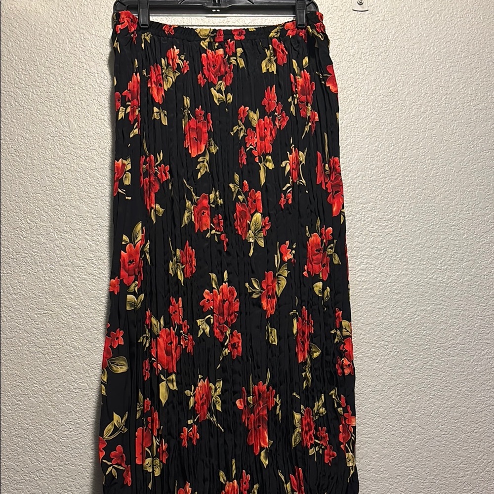 Black and Red Pleated Maxi Skirt for Casual Wear